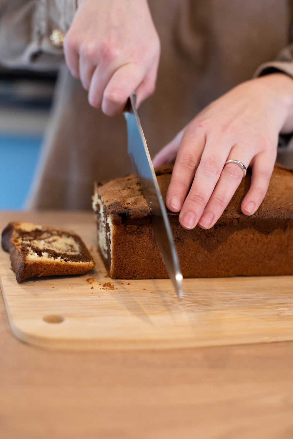 Le Pass'Heure Salon de Thé à Savonnières Gâteau marbré maison découpé sur place au Pass’heure à Savonnières.