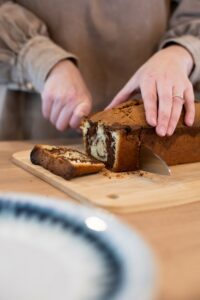 Le Pass'Heure Salon de Thé à Savonnières Gâteau marbré maison découpé sur une planche au Pass’heure à Savonnières.