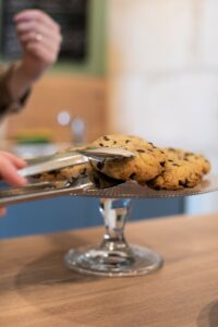Le Pass'Heure Salon de Thé à Savonnières Cookies maison présentés sur un présentoir au Pass’heure à Savonnières.