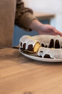 Le Pass'Heure Salon de Thé à Savonnières Gâteau maison recouvert d’un glaçage blanc, préparé au Pass’heure.