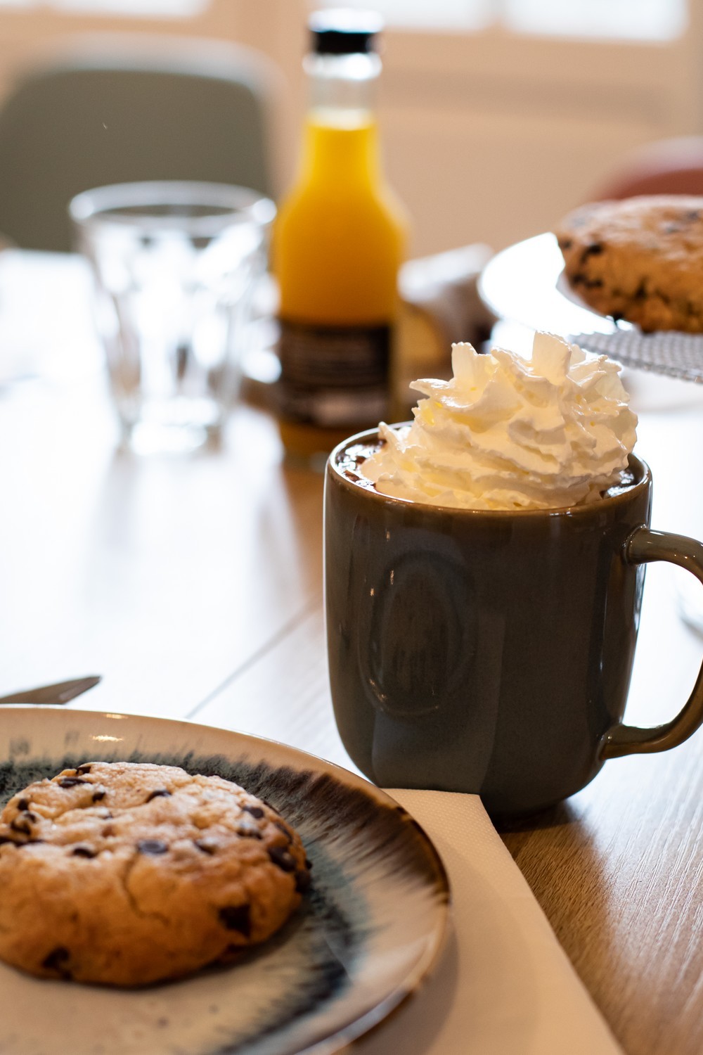 Le Pass'Heure Salon de Thé à Savonnières Cookie maison accompagné d’un chocolat chaud à la chantilly au Pass’heure à Savonnières.