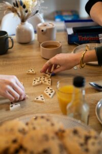 Le Pass'Heure Salon de Thé à Savonnières Partie de dominos autour d’une table avec cookies et boissons au Pass’heure.