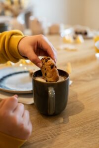 Le Pass'Heure Salon de Thé à Savonnières Cookie maison trempé dans une boisson chaude au Pass’heure.