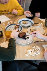 Le Pass'Heure Salon de Thé à Savonnières Goûter partagé autour d’une table avec boissons et gourmandises au Pass’heure.