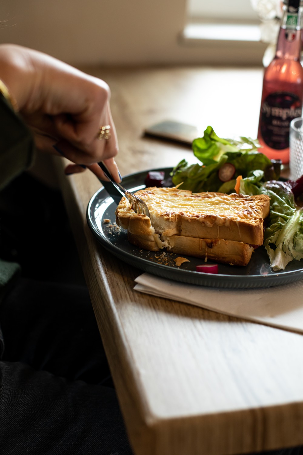 Le Pass'Heure Salon de Thé à Savonnières Part de quiche maison accompagnée d’une salade composée pour le déjeuner au Pass’heure à Savonnières.