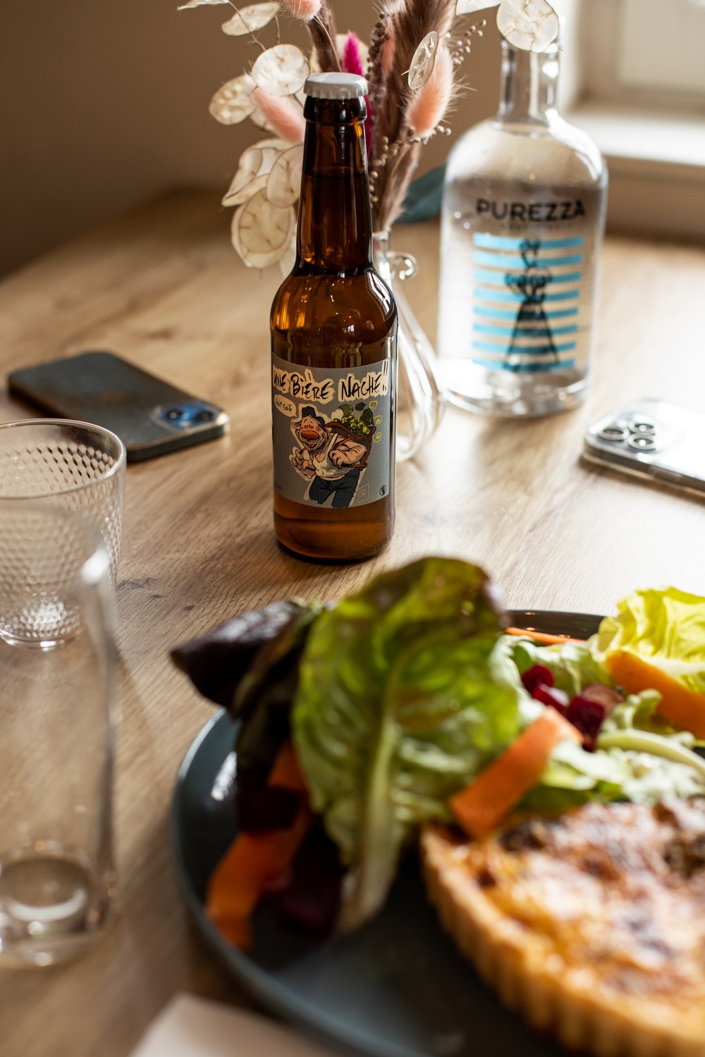 Le Pass'Heure Salon de Thé à Savonnières Assiette avec quiche maison et salade accompagnée d’une boisson au Pass’heure à Savonnières.