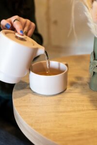 Le Pass'Heure Salon de Thé à Savonnières Infusion chaude versée dans une tasse au salon de thé Le Pass’heure à Savonnières.