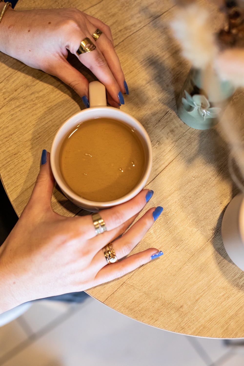 Le Pass'Heure Salon de Thé à Savonnières Tasse de thé tenue à table lors d’une pause au salon de thé Le Pass’heure à Savonnières.