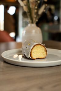 Le Pass'Heure Salon de Thé à Savonnières Part de gâteau maison servie dans une assiette au Pass’heure à Savonnières.