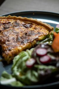 Le Pass'Heure Salon de Thé à Savonnières Part de quiche maison accompagnée d’une salade et de crudités au Pass’heure.